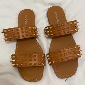 Size 8 1/2 Anna from Apricot Lane tan slides